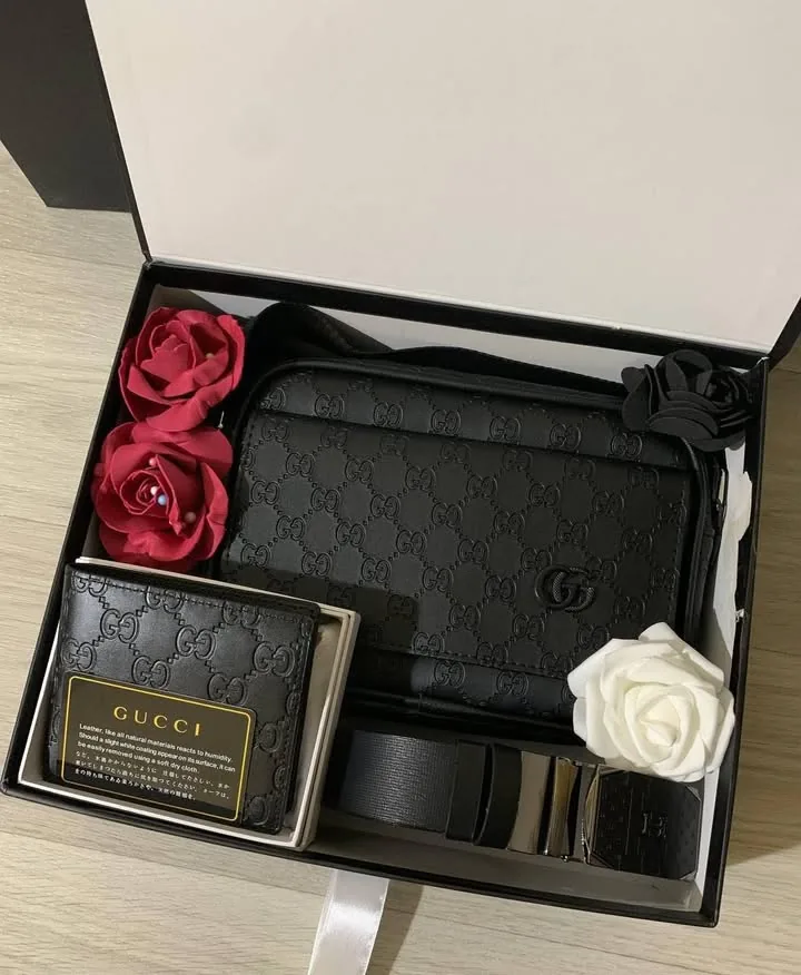 Coffret EL MODE ouvert : sac à bandoulière noir, portefeuille assorti et ceinture